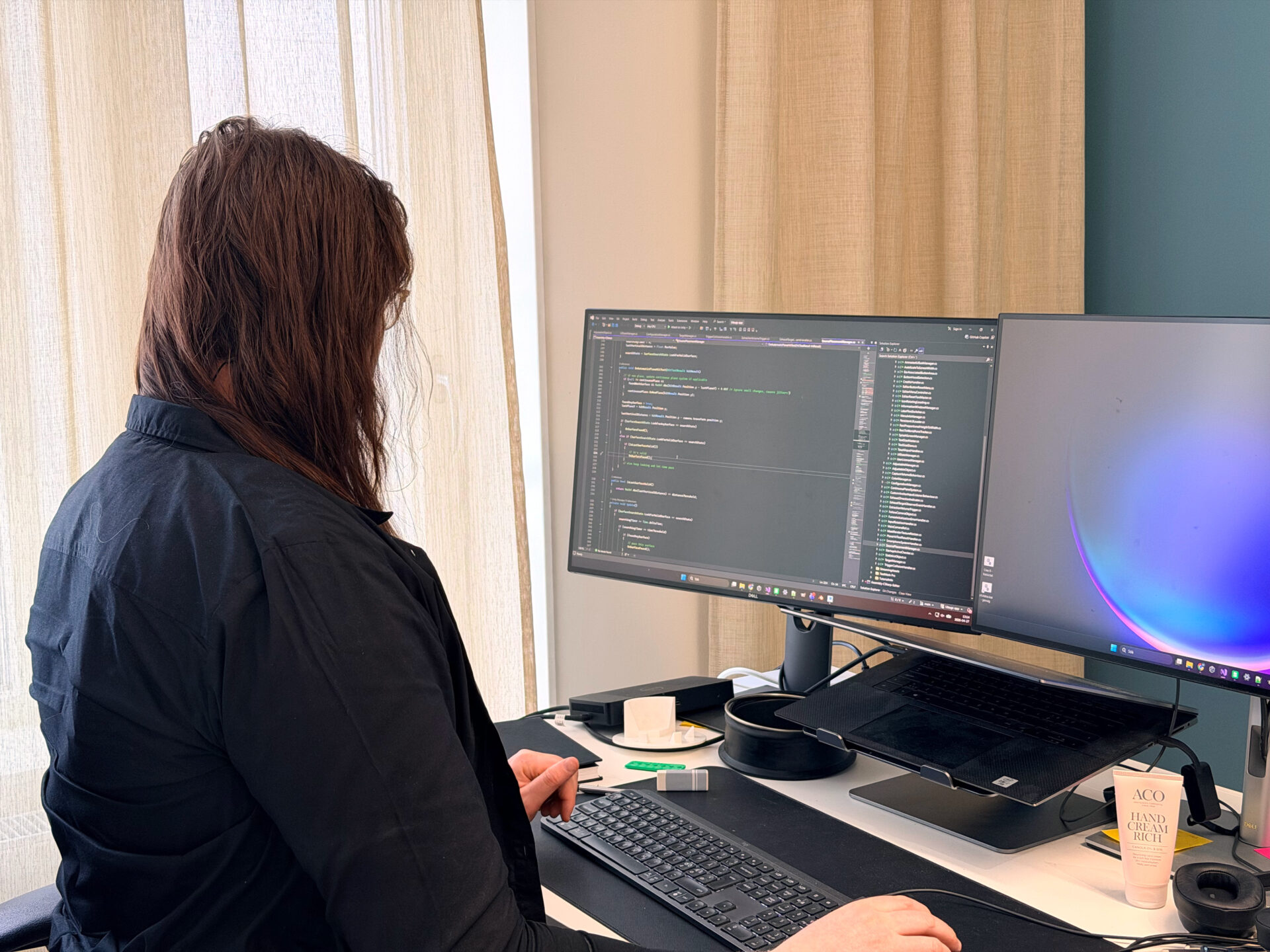 Mona Marklund vid dator